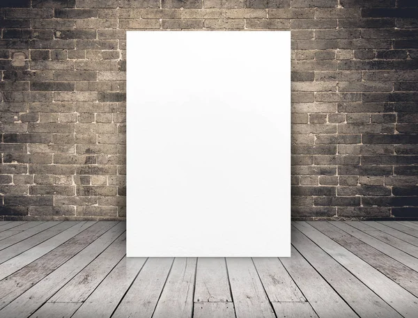 Blanco wit papier poster op grunge bakstenen muur en houten plank flo — Stockfoto