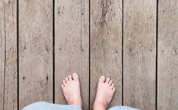 Vista aérea de descalzo con pantalón corto soporte en madera grunge pl — Foto de Stock