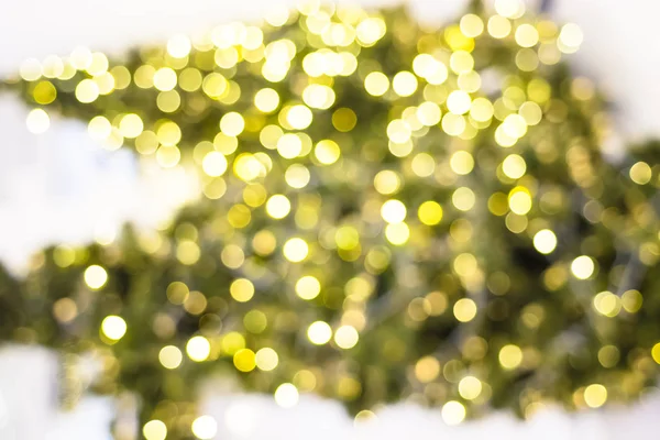模糊的背景，与 b 的圣诞树上的雪花特写 — 图库照片