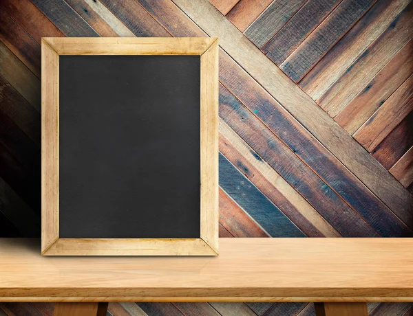 纯木制的桌子顶在对角热带木材 w 上黑板 — 图库照片
