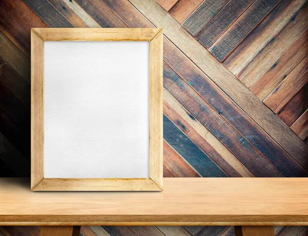 Whiteboard op gewone houten tafelblad op diagonale tropisch hout — Stockfoto