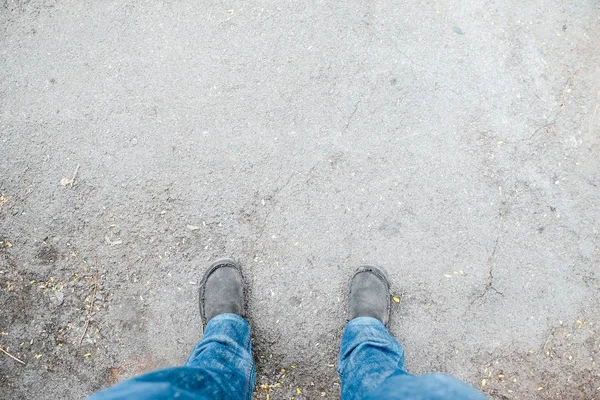 Filtro vintage: vista aérea del zapato de tela gris con jean azul s — Foto de Stock