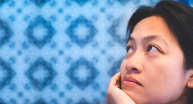 Asyalı kadın yüz düşünce ile kapatın ve çene eylem el 