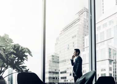 Ofis pencere koridor ar, yakın cep telefonuyla işadamı