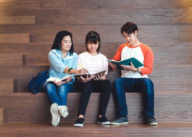 Asya genç öğrencilerin birlikte Üniversitesi'nde eğitim grupları