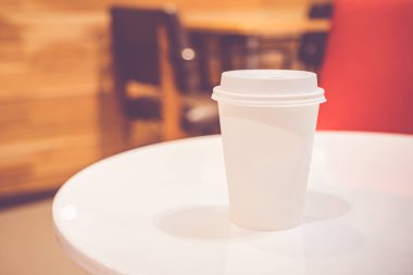 Café, Vintage filtre masada beyaz kahve fincanı kadar kapatın