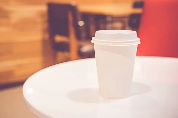 Cerrar taza de café blanco en la mesa en la cafetería, Filtro Vintage — Foto de Stock