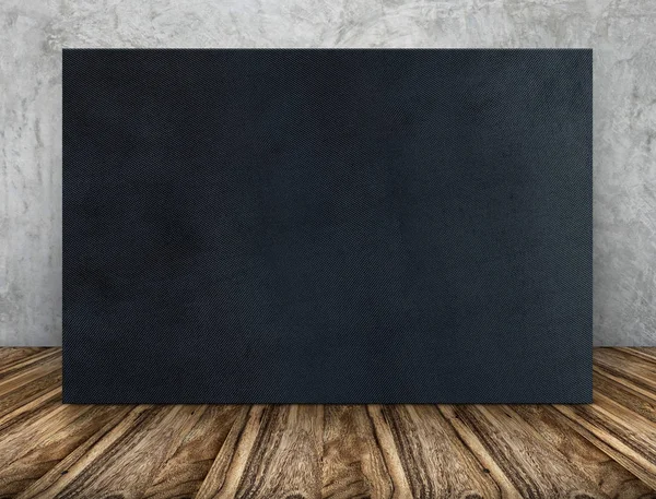 Marco largo de tela negra en blanco apoyado en la pared de hormigón en — Foto de Stock