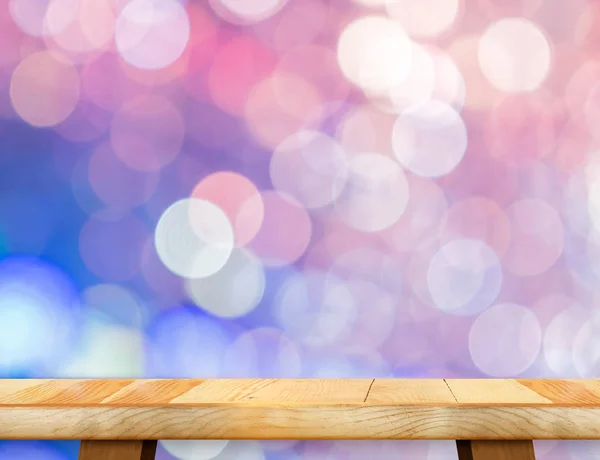 Mesa de madera con fondo claro bokeh pastel rosa y azul , — Foto de Stock