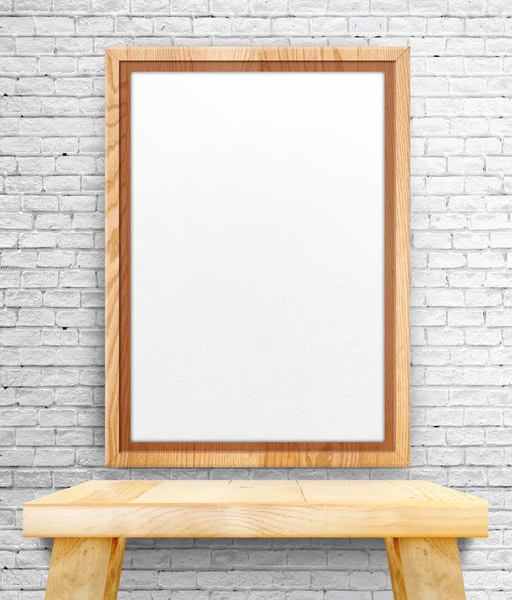 Blanco houten fotolijst opknoping op witte bakstenen muur op hout tabblad — Stockfoto