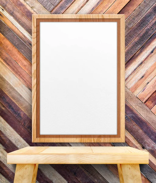 Blanco houten fotolijst hout t bij diagonale houten muur hangen — Stockfoto