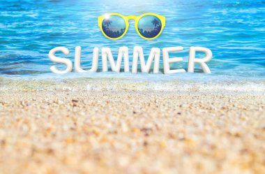 Yaz word (3d render) se içinde yüzen sarı güneş gözlüğü ile