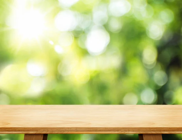 Leere Holztisch und verschwommenen Garten Bokeh Licht Hintergrund. mo — Stockfoto