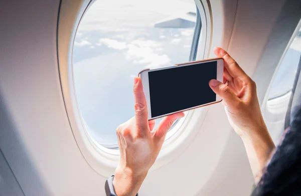 Cerca de la mano de la mujer sosteniendo el teléfono móvil y tomar una foto outsid — Foto de Stock