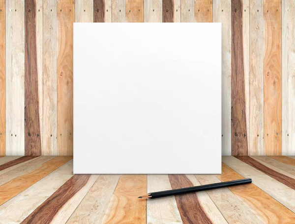 Blanco wit vierkant papier poster met potlood op houten plank room — Stockfoto