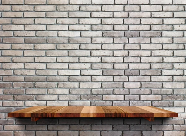 Prateleiras de madeira vazias na parede de tijolo preto, modelo Mock up para di — Fotografia de Stock