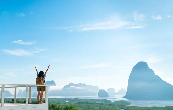 Glücklich junge Reisende Frau Backpacker erhobenen Arm in den Himmel genießen — Stockfoto