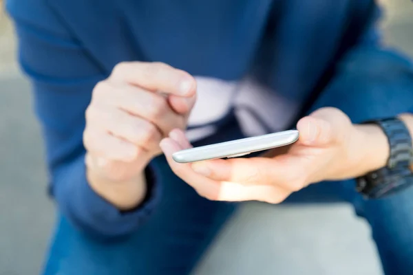 Cerca de la mano de la mujer usando el teléfono móvil exterior con la luz del sol, sel —  Fotos de Stock