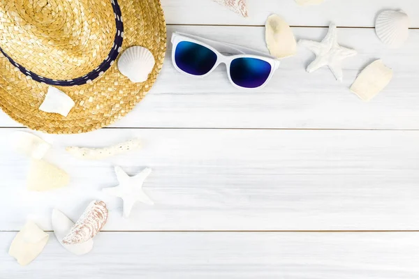 Acessórios de praia de verão (óculos de sol brancos, estrela do mar, chapéu de palha, sh — Fotografia de Stock