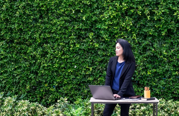 Asiatiska Busineswoman använder bärbar dator arbeta utanför kontoret — Stockfoto