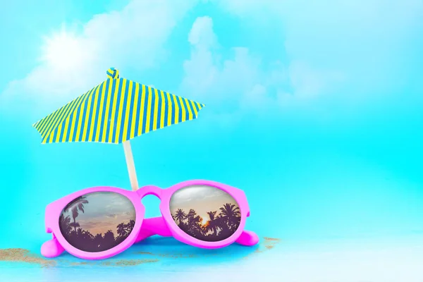 Pink Sunglasses reflexão pôr do sol na cena paisagem palmeira w — Fotografia de Stock