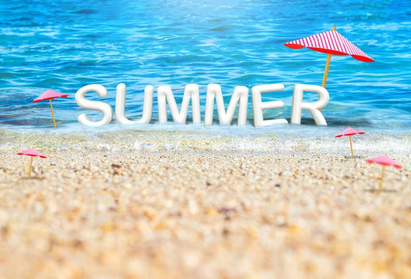 Verão (texto de renderização 3D) palavra branca com guarda-chuva praia em san — Fotografia de Stock
