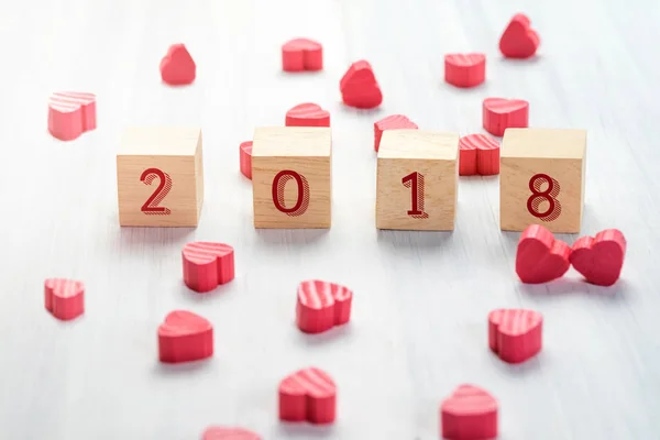 Beyaz mini kırmızı kalp grup ile ahşap küp üzerinde 2018 yeni yıl — Stok fotoğraf