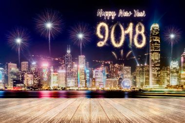 Mutlu yeni yıl 2018 fireworks cityscape boş ile gece üzerinde