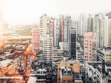 Sol tarafta binanın güneş ışığı ile Şehir Manzaralı Daire 