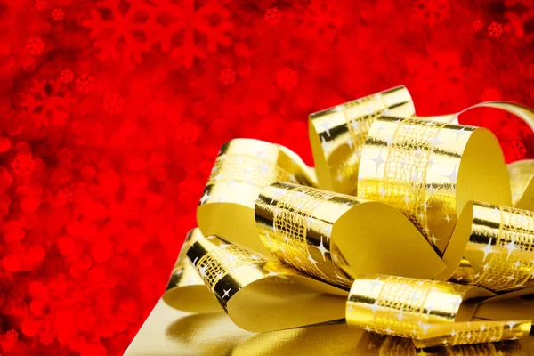Altın hediye kutusu ile kurdele bulanıklık kırmızı kar pul boekh, kapatmak — Stok fotoğraf
