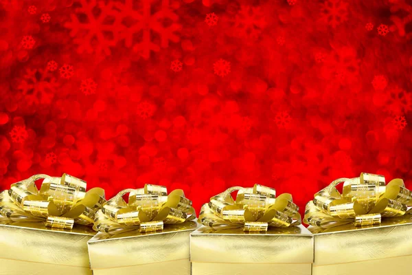 Altın hediye kutusu ile bulanıklık kırmızı kar pul boekh, kurdele grubu — Stok fotoğraf