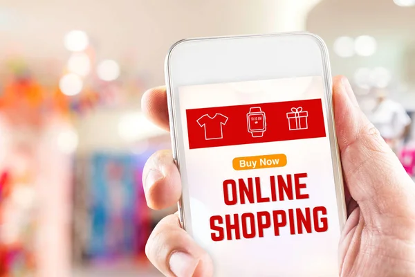 Nära håll handen håller mobiltelefon med Online shopping word — Stockfoto