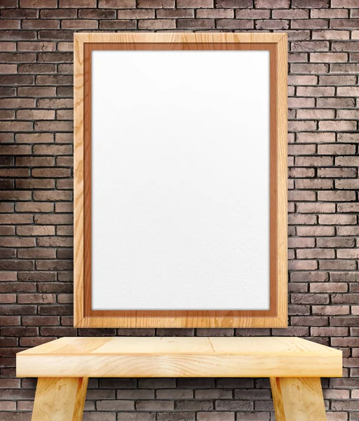 Blanco houten fotolijst opknoping op rode bakstenen muur boven hout tab — Stockfoto