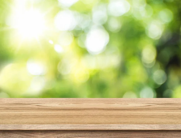 Tapa de mesa de madera marrón vacía con sol y desenfoque árbol verde bokeh ba — Foto de Stock