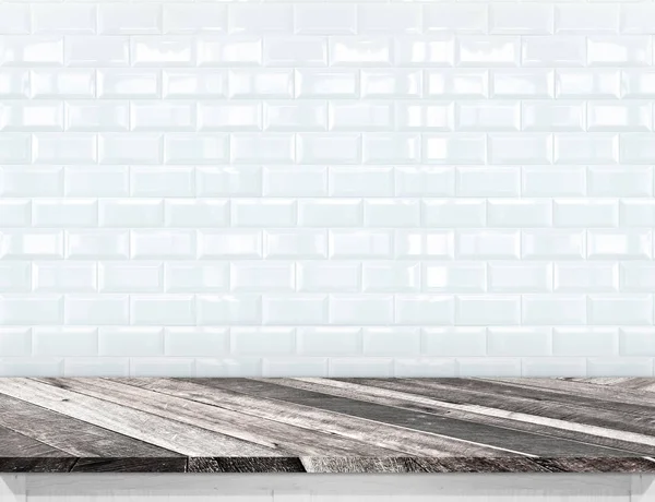 Порожня діагональна дерев'яна дошка стільниця з глянсовою керамічною білою шиною — стокове фото