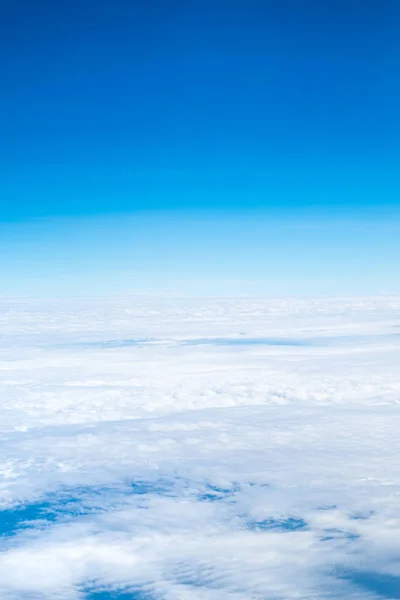 青い空と雲頂自然れたら飛行機の窓からの眺め — ストック写真