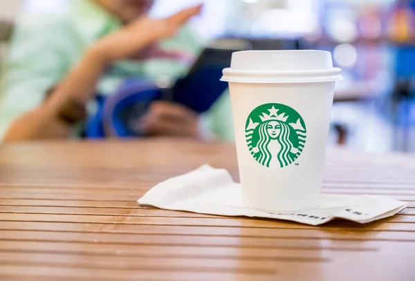 Bangkok, Tailandia-6 de marzo: Starbucks Bebida caliente café en la pestaña — Foto de Stock