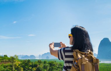 Genç Gezgin kadın backpacker kullanım cep telefonu almak bir fotoğraf