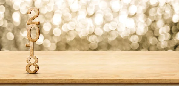 2018 nyår trä nummer på bord av trä med glittrande guld boke — Stockfoto