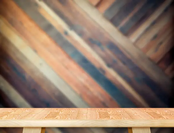 Mesa de madera moderna en la pared borrosa diagonal tablón de madera, Temp — Foto de Stock