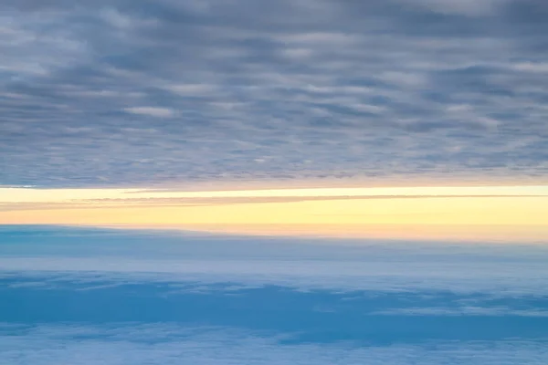 Перегляд заходу сонця з небом і хмарно з вікна літака під час польоту — стокове фото