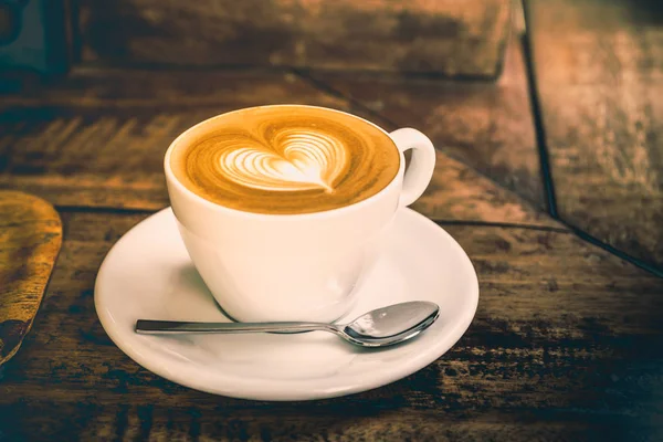 Filtro de tono Drak, primer plano taza de café blanco con forma de corazón latt — Foto de Stock