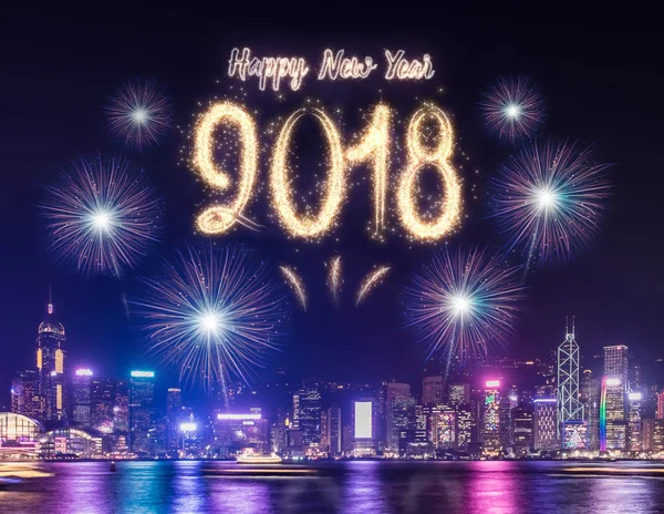 Mutlu yeni yıl 2018 havai fişek denize yakın bina cityscape üzerinde