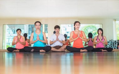 Stüdyo Oda, bir grup insan namaste poz zekâ yapıyor yoga sınıfında