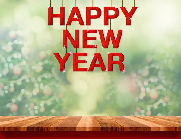 С Новым годом, красное деревянное слово, висящее на мраморной столешнице с — стоковое фото