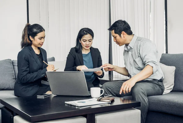 Asiatique homme d'affaires et femme d'affaires travaillant àl'autre dans le bureau , — Photo