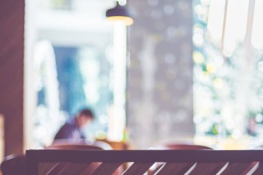 Kahve dükkanı veya kafe yeniden oturan müşterinin arka plan bulanık