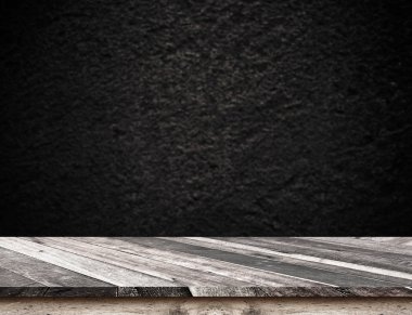 Grunge çapraz tahta ahşap masa üstü ile bulanıklık siyah taş duvar,