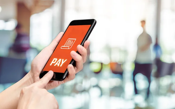 Handen håller mobil med funktionen för lön-word och bill ikonen med blu — Stockfoto