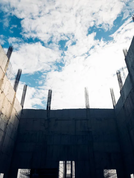 Looking up at grunge concrete construction wall at building up t — Stock Photo, Image